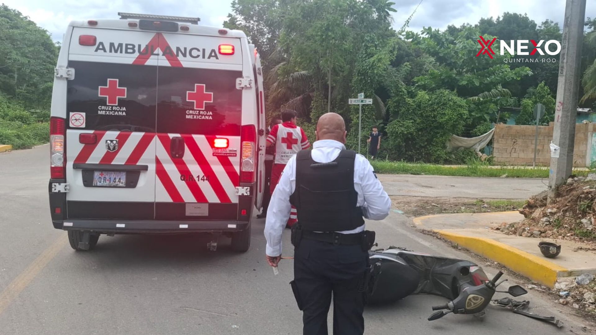 Una menor de edad resultó lesionada tras un choque de moto y taxi en la colonia Plan de Ayala, en Felipe Carrillo Puerto. Fue trasladada al Hospital General para recibir atención médica.