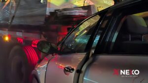 Vehículo con daños tras un choque contra un tráiler en la carretera 307.