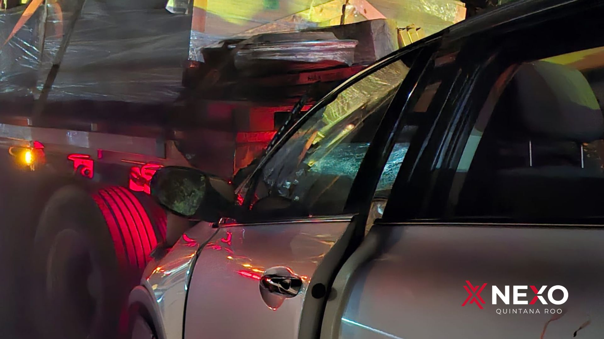 Vehículo con daños tras un choque contra un tráiler en la carretera 307.