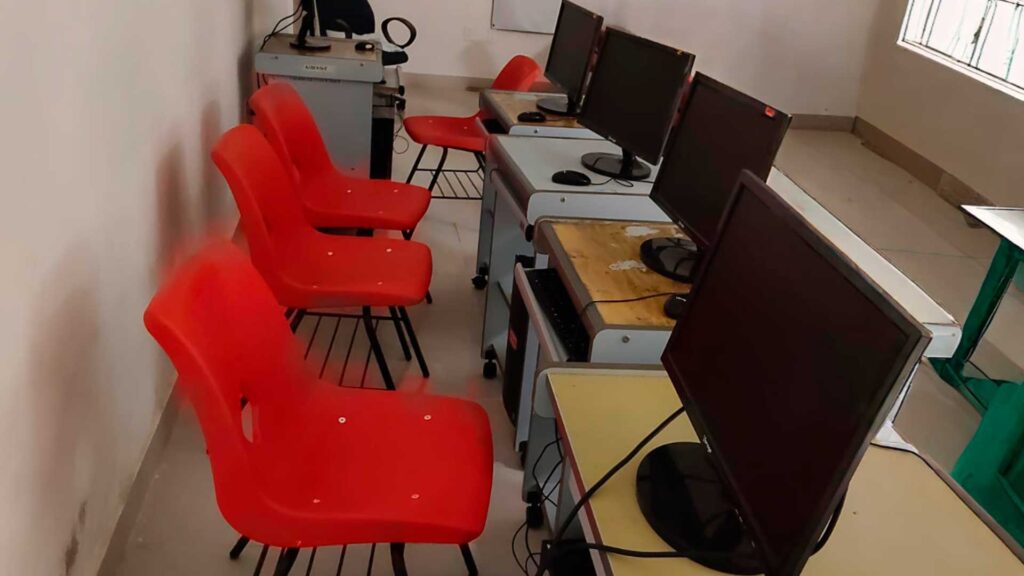 Computadoras y mobiliario para el albergue estudiantil de Felipe Carrillo Puerto