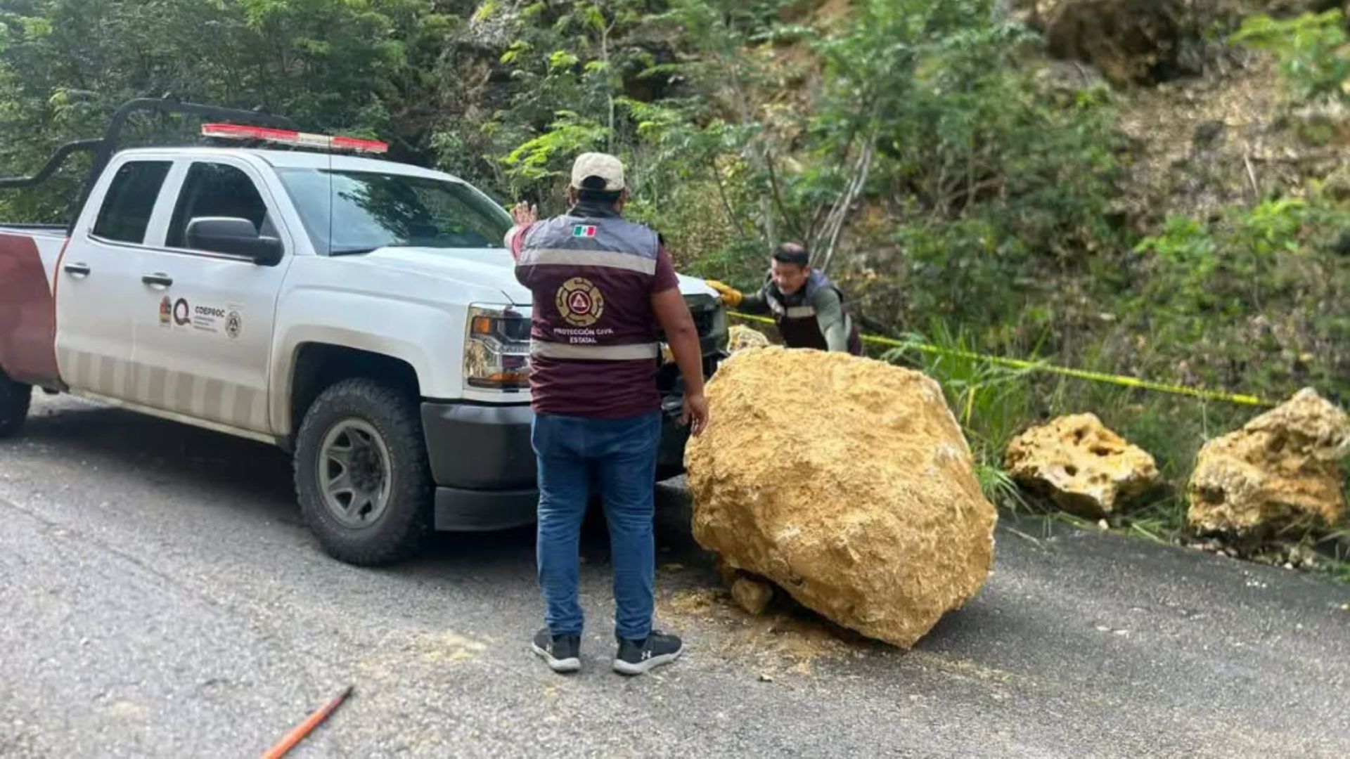 Personal de Protección Civil inspecciona enormes rocas desprendidas junto a la carretera Calderón–Rovirosa, en Othón P. Blanco.