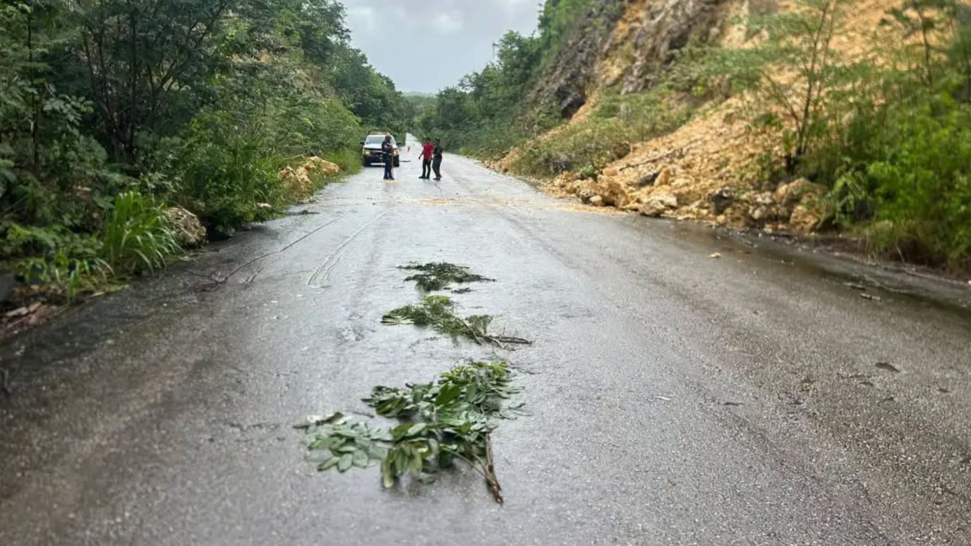 Las lluvias han provocado afectaciones en distintos tramos carreteros de Othón P. Blanco, donde la acumulación de agua representa dificultades para la circulación. Fotografía de contexto, ajena al tramo Ucum–La Unión.