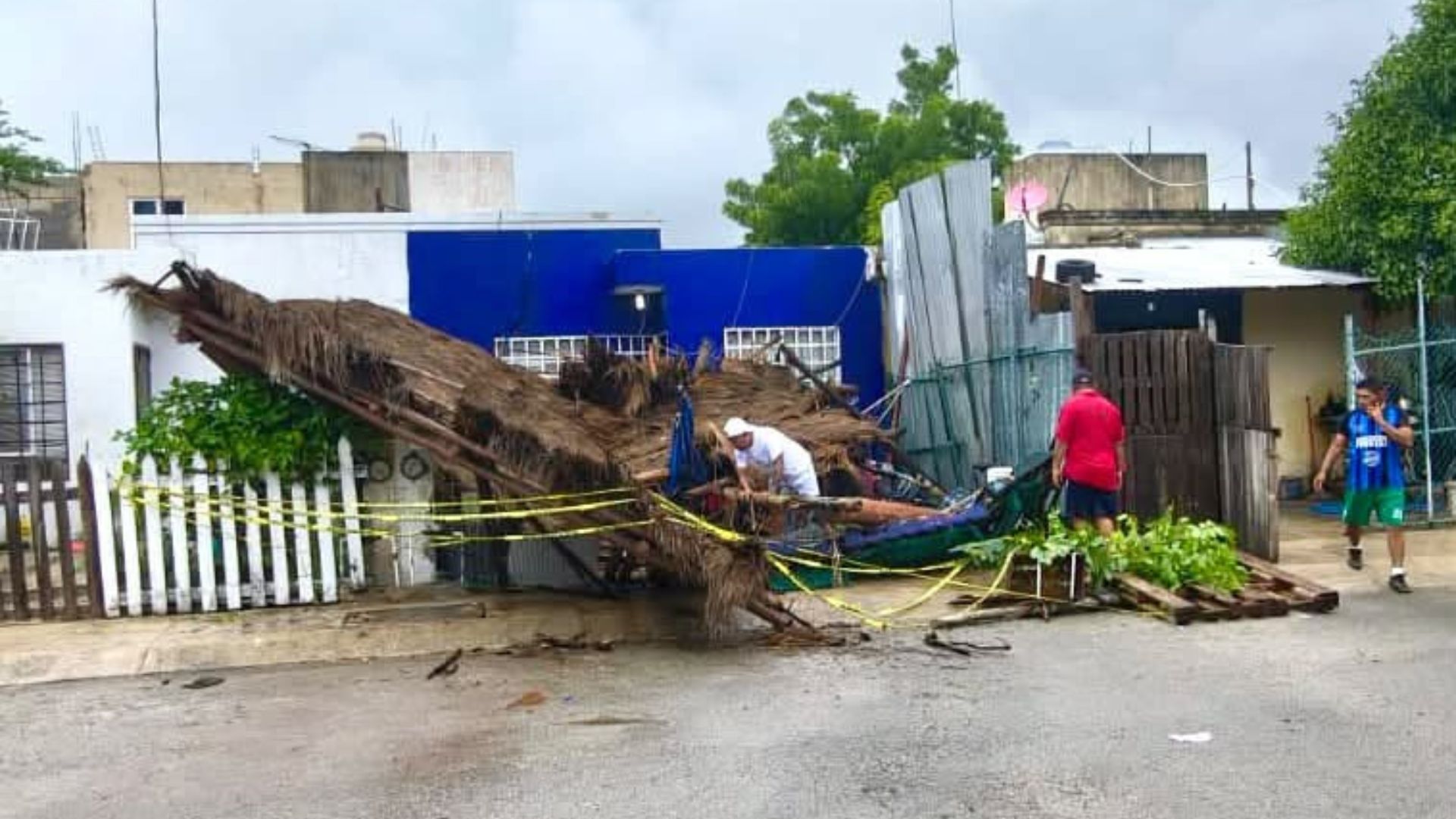 Palapa desplomada frente a un inmueble del fraccionamiento Misión de las Flores, en Playa del Carmen.