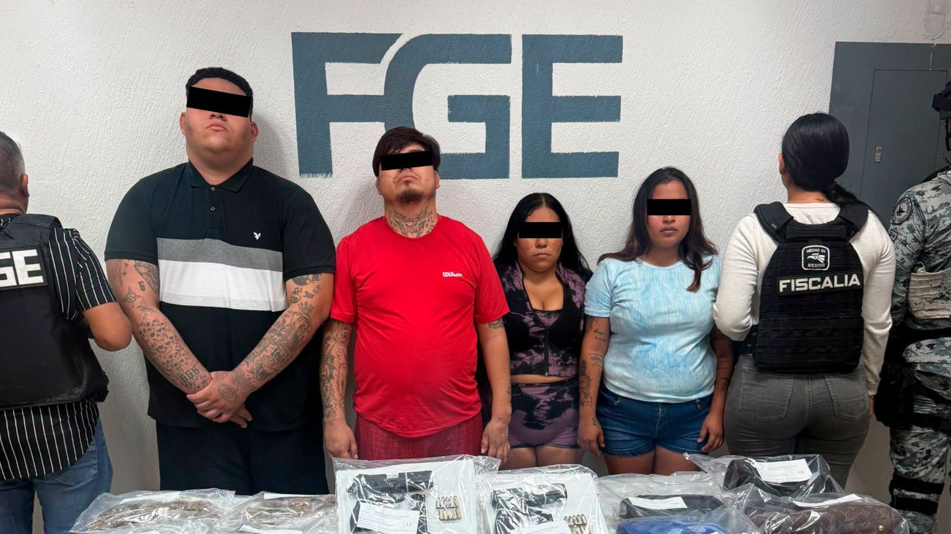 Personas detenidas son presentadas ante la Fiscalía General del Estado de Quintana Roo tras un operativo.