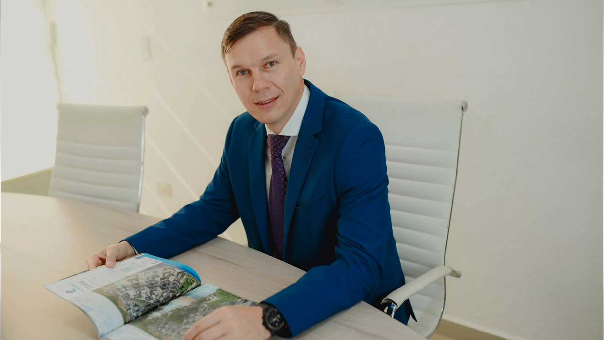 El expediente de NEXO Quintana Roo sobre Dimitris Hofmann Freire reúne registros de identidad, movimientos societarios y denuncias de compradores inmobiliarios.