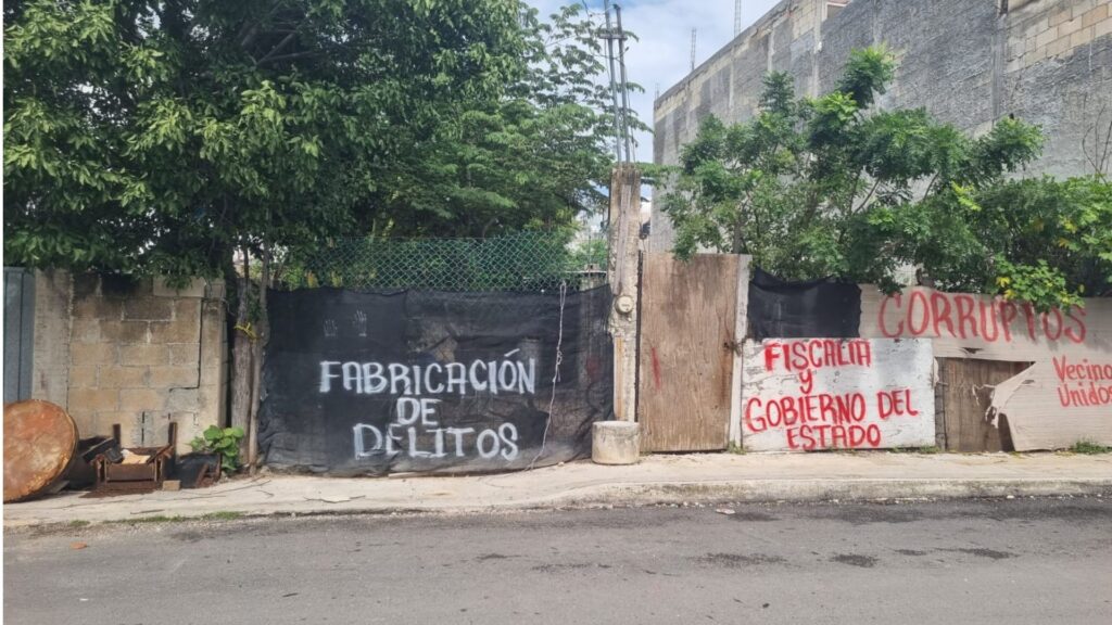 En esta vivienda de la colonia Colosio quedaron encerrados dos perros después de un cateo realizado por la Fiscalía de Quintana Roo.