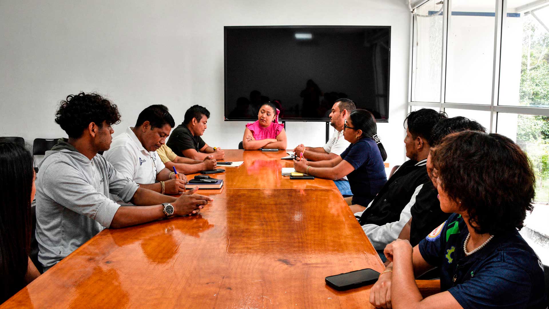 Reunión durante la entrega de apoyos para estudiantes del albergue de Felipe Carrillo Puerto