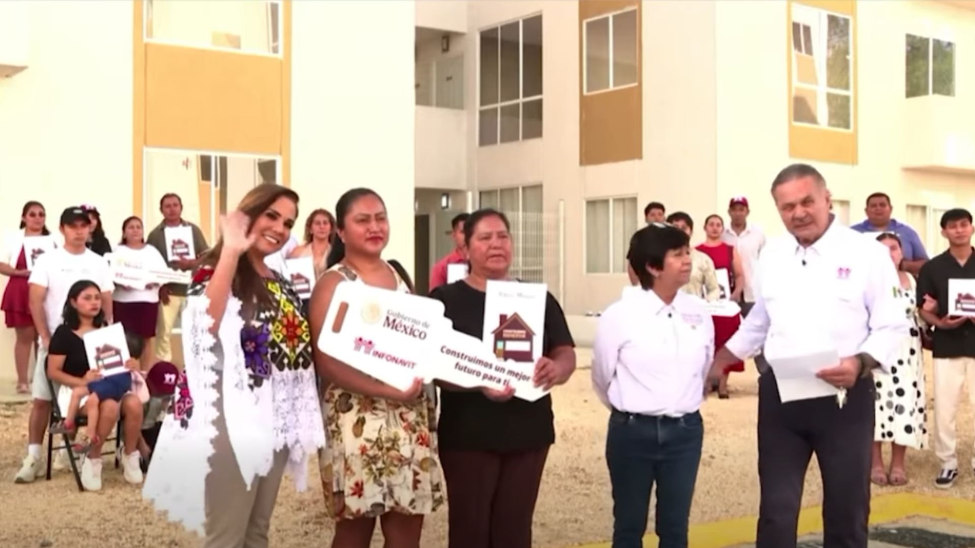 Mara Lezama y beneficiarias del programa Vivienda para el Bienestar durante la entrega de viviendas del Infonavit en Playa del Carmen.