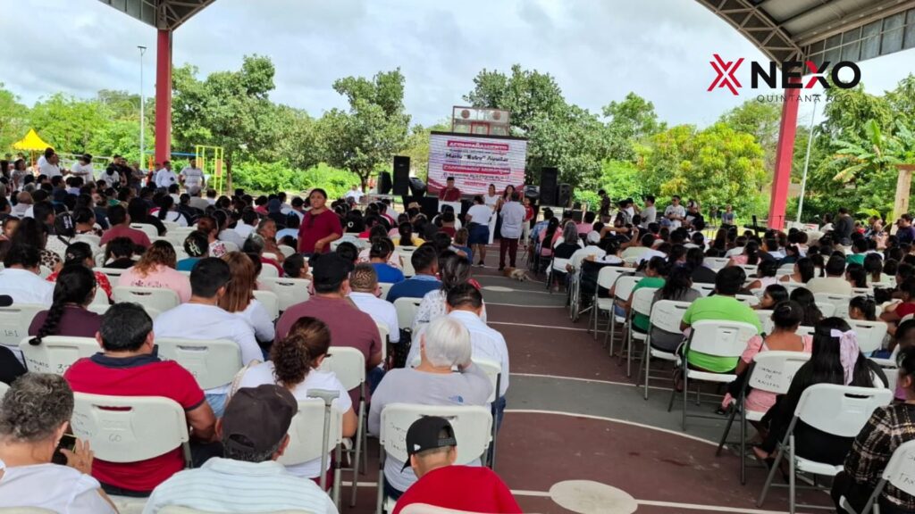 Vista general del domo del Fovissste con asistentes reunidos para el evento de Bebo Aguilar en Felipe Carrillo Puerto.