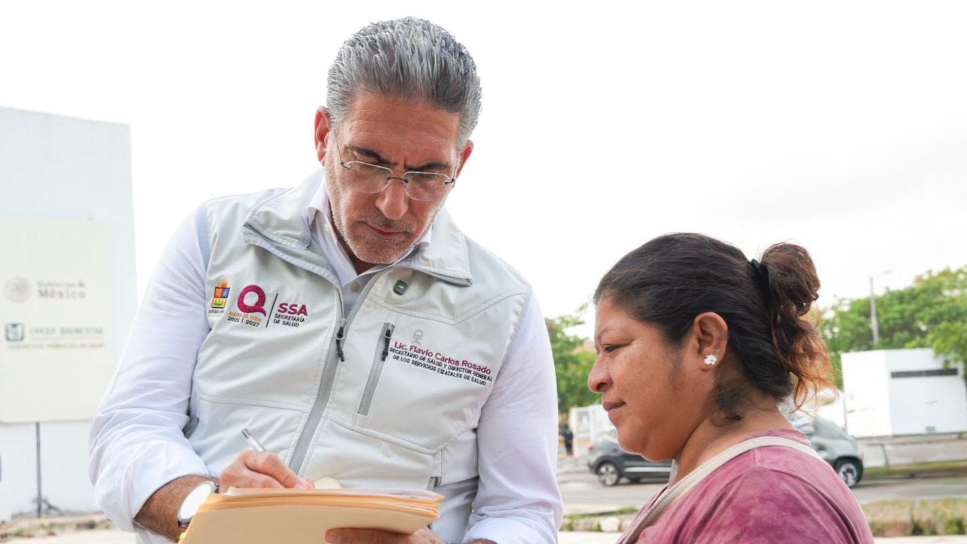 Flavio Carlos Rosado conversa con una menor durante una actividad relacionada con el sector salud