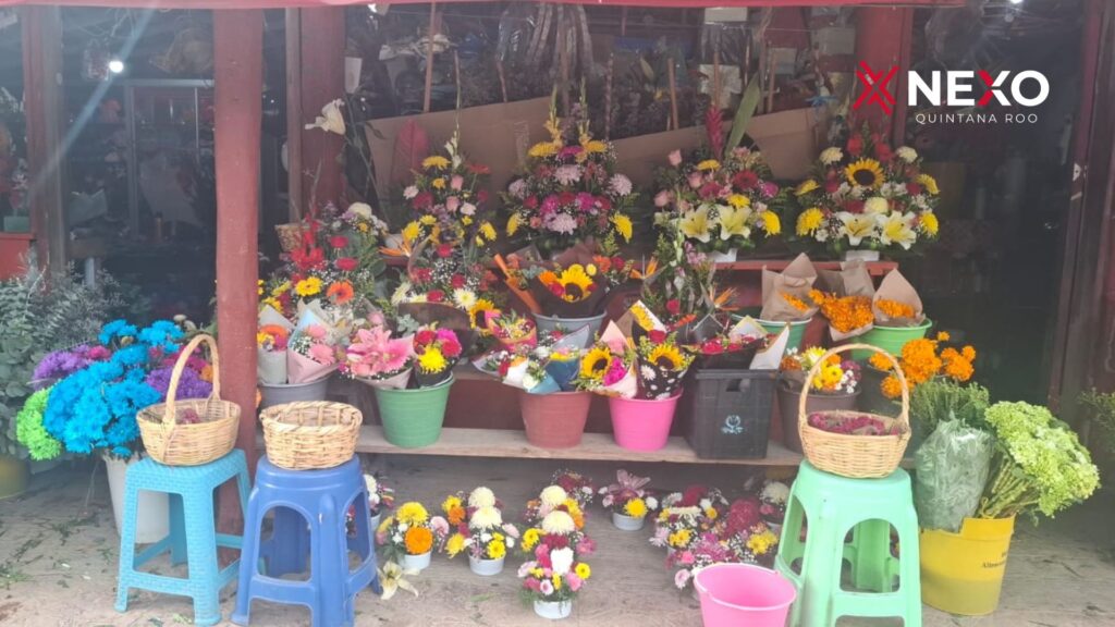 Comerciantes de Carrillo Puerto preparan flores y arreglos para las ofrendas dedicadas a los fieles difuntos.