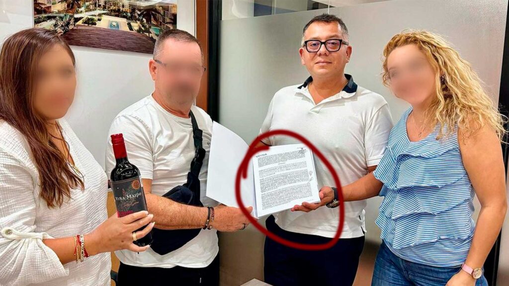 Héctor Sánchez, identificado como CEO de Vinsa International Group, durante un encuentro con otras personas.