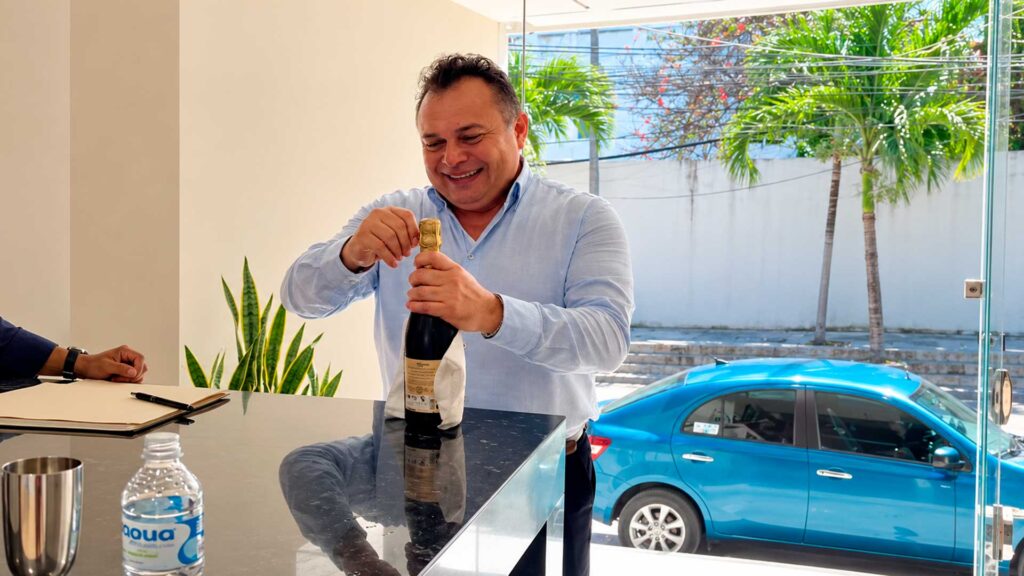 Héctor Sánchez aparece durante una actividad relacionada con su trayectoria empresarial.