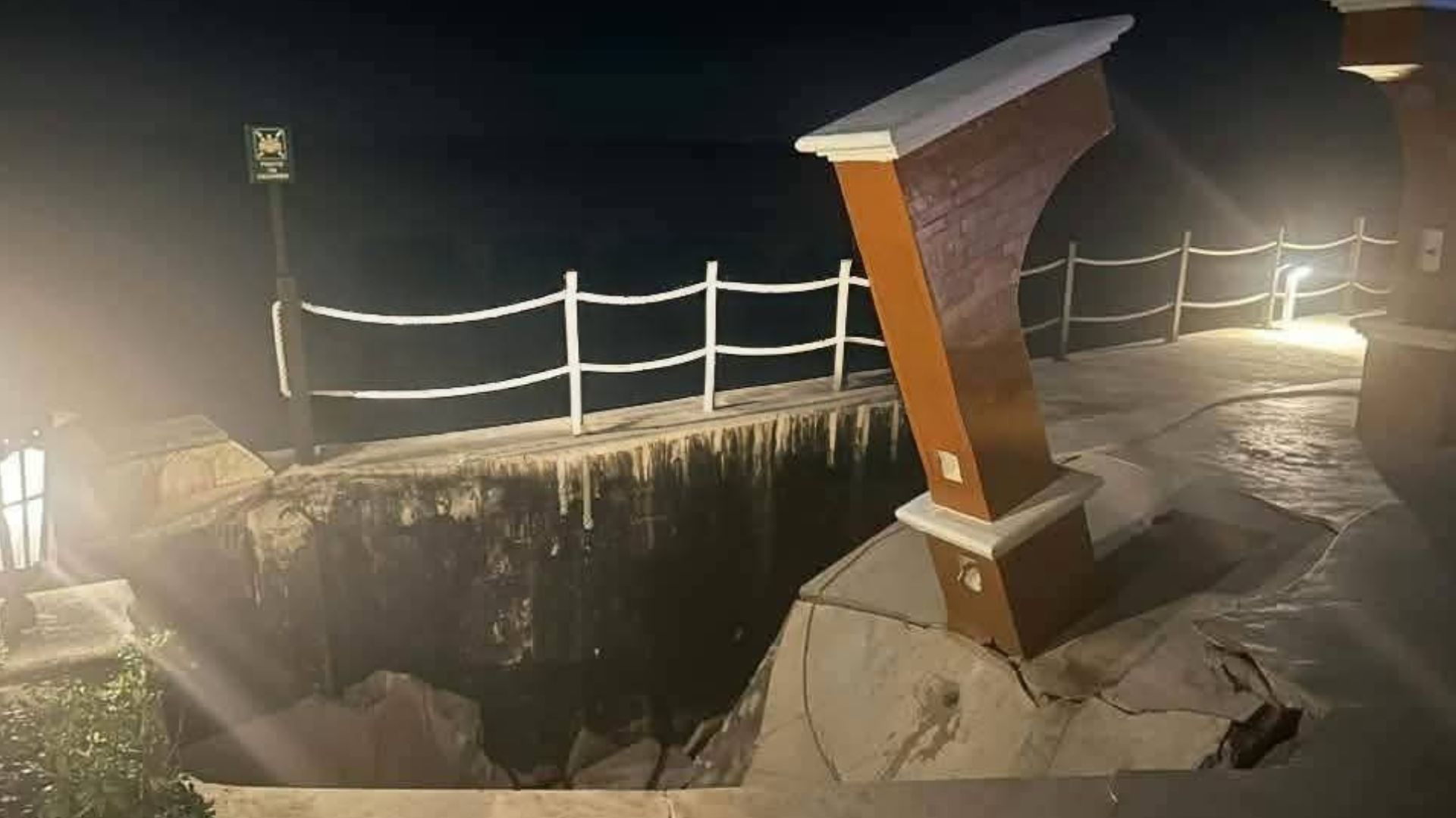Imágenes nocturnas muestran el hundimiento reportado en el Occidental Cozumel; testigos también señalaron grietas cerca de una alberca, cuyo alcance está pendiente de evaluación técnica.
