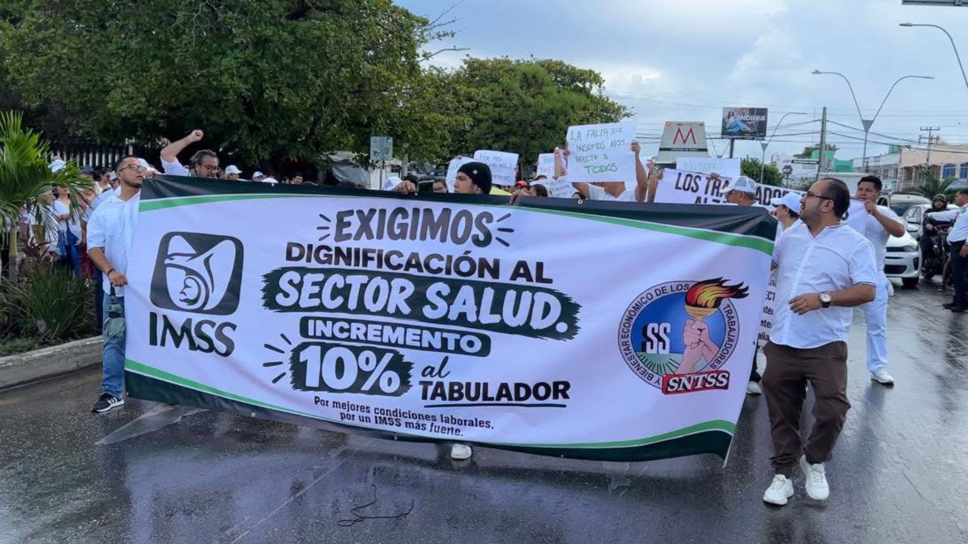 Trabajadores del IMSS solicitaron un incremento de 10% directo al tabulador como parte de las demandas planteadas durante la movilización en Cancún.