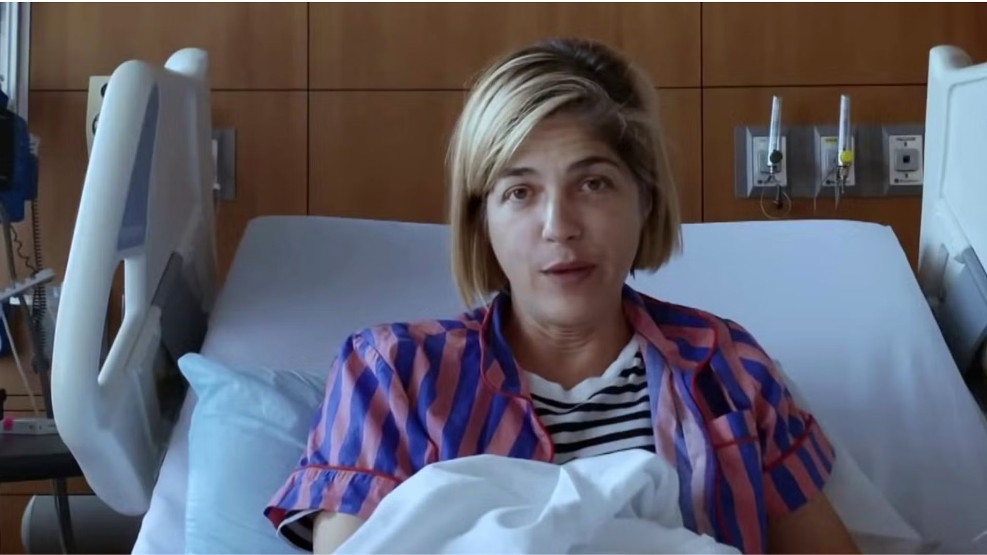 Selma Blair en una cama de hospital durante una escena del documental Introducing Selmsentada a Blair