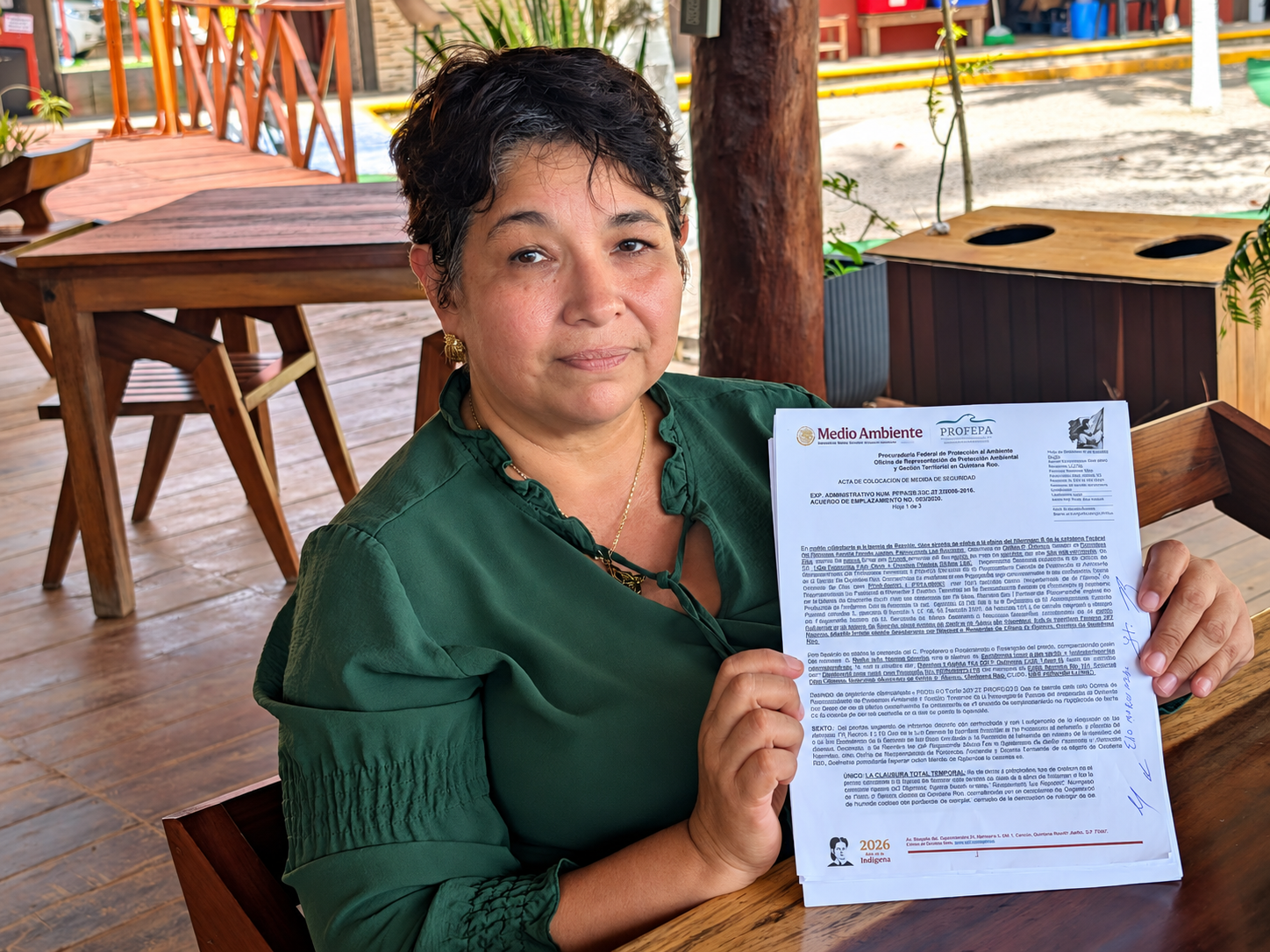 María Luisa Villarreal Sonora, responsable ambiental de Los Rápidos, muestra un documento de Profepa relacionado con el procedimiento administrativo del establecimiento.