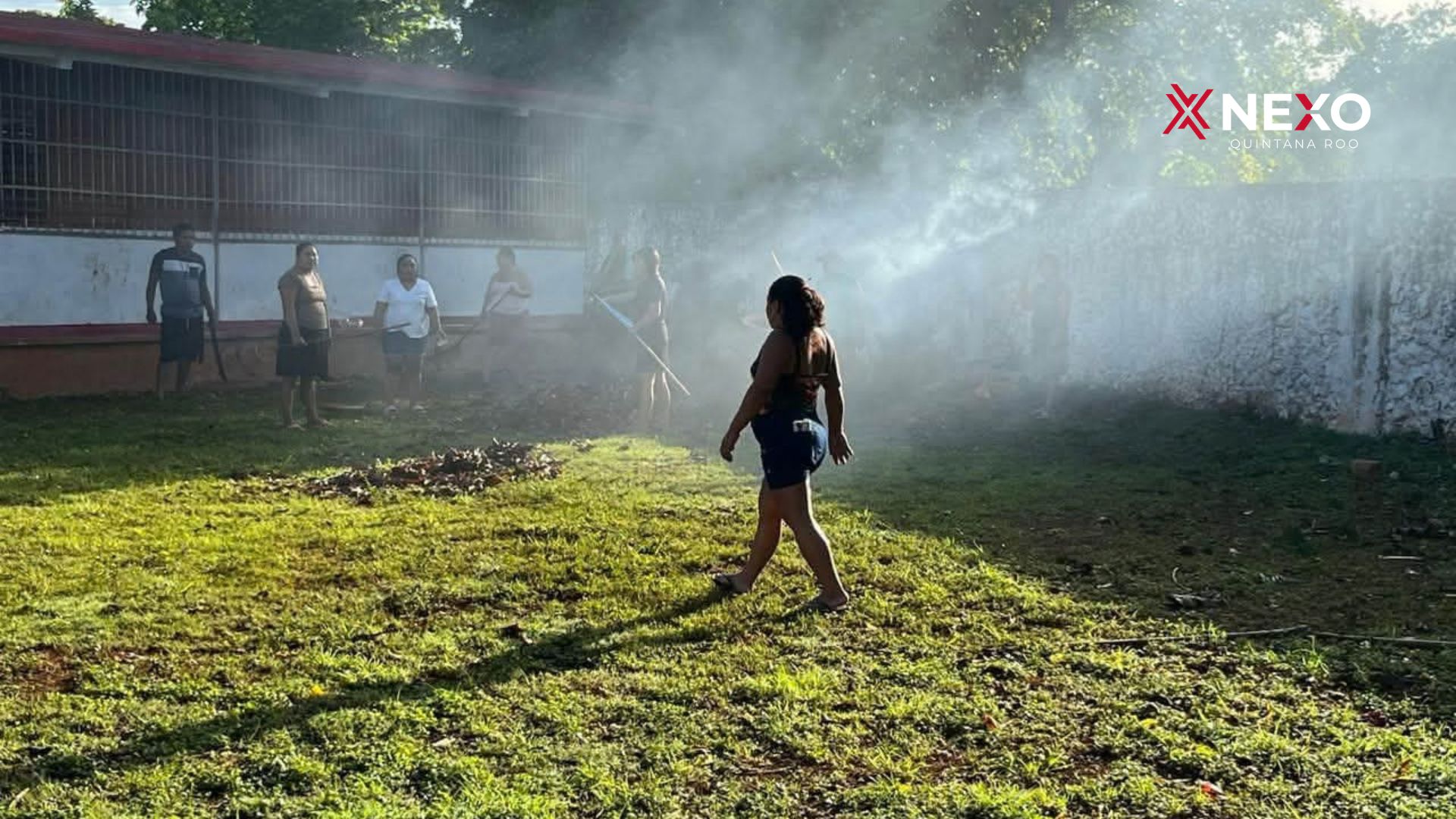 Trabajador realiza nebulización contra mosquitos para prevenir dengue en Felipe Carrillo Puerto
