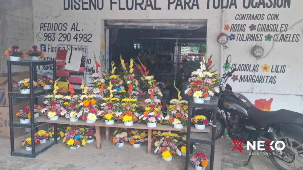 Una ofrenda con flores y diversos elementos tradicionales muestra cómo las familias recuerdan a sus difuntos durante estas fechas.