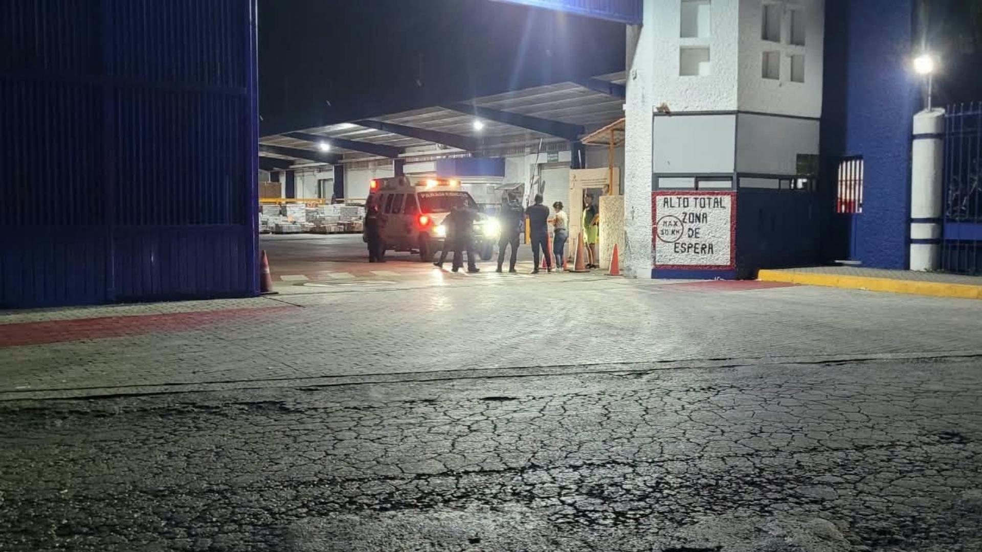 Autoridades y cuerpos de emergencia acudieron a una cervecería de Cancún donde tres trabajadores fueron encontrados maniatados.