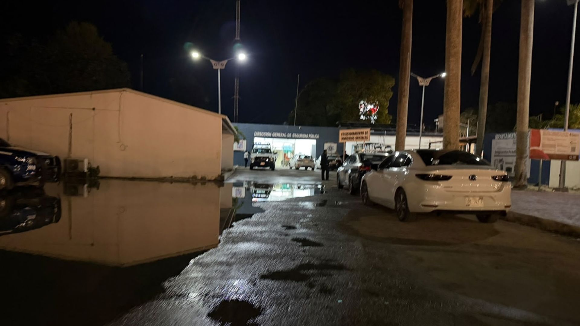 Vista nocturna de la zona donde se realizó la intervención policial relacionada con un presunto robo en Felipe Carrillo Puerto