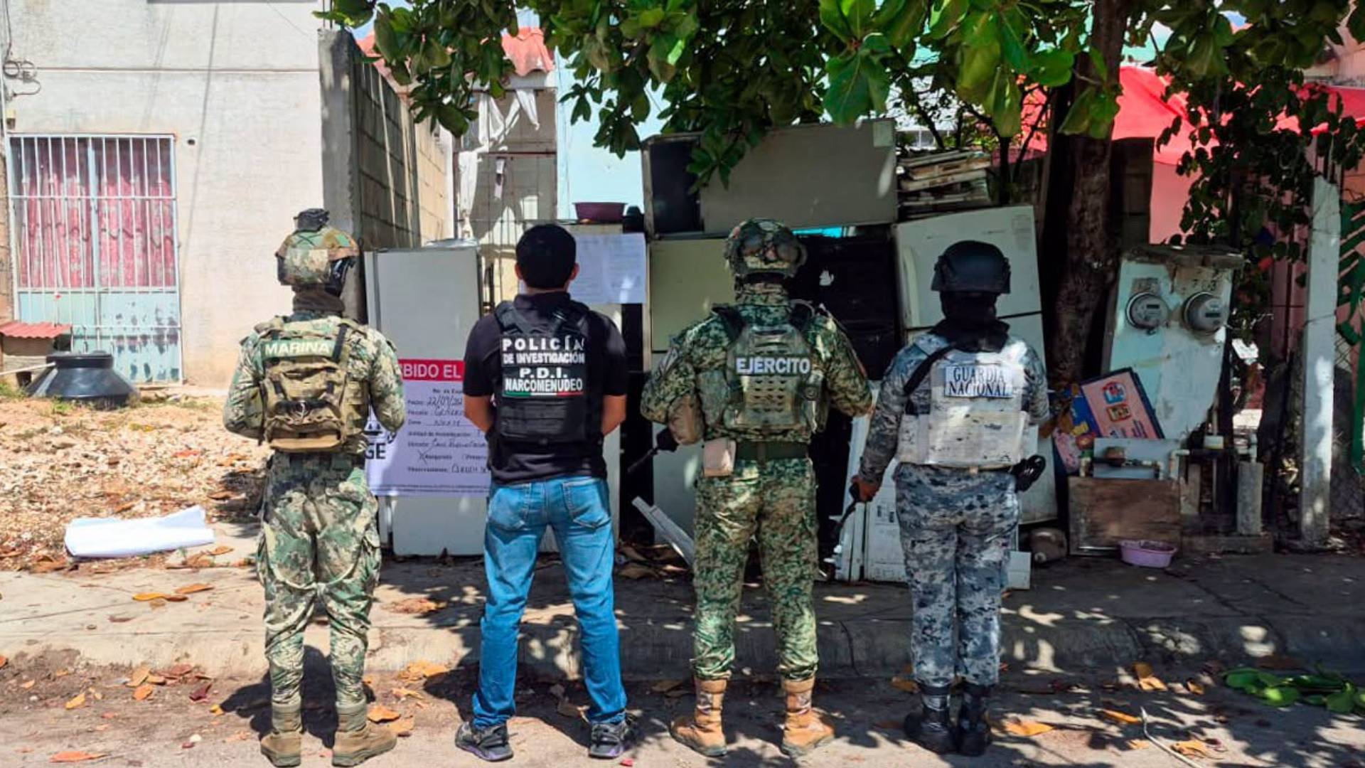 Fuerzas federales y personal de investigación participan en uno de los operativos realizados en Quintana Roo.