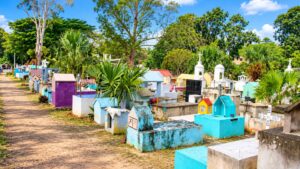 El panteón municipal de José María Morelos presenta sepulturas deterioradas a pocos días del Día de Muertos 2026.