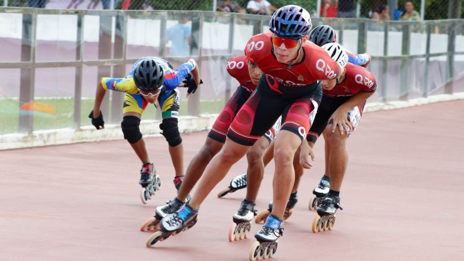 Deportistas disputan una carrera en el Campeonato Internacional Abierto de Velocidad 2026, que reunió a participantes de Quintana Roo y Colombia en Playa del Carmen.