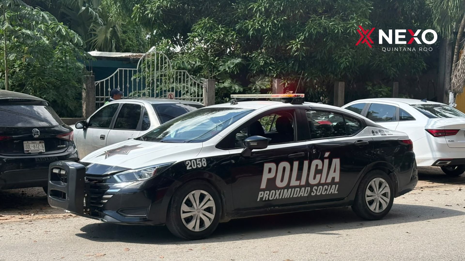 Patrulla de la Policía estacionada en una vía pública, imagen relacionada con la vigilancia y revisión de vehículos.