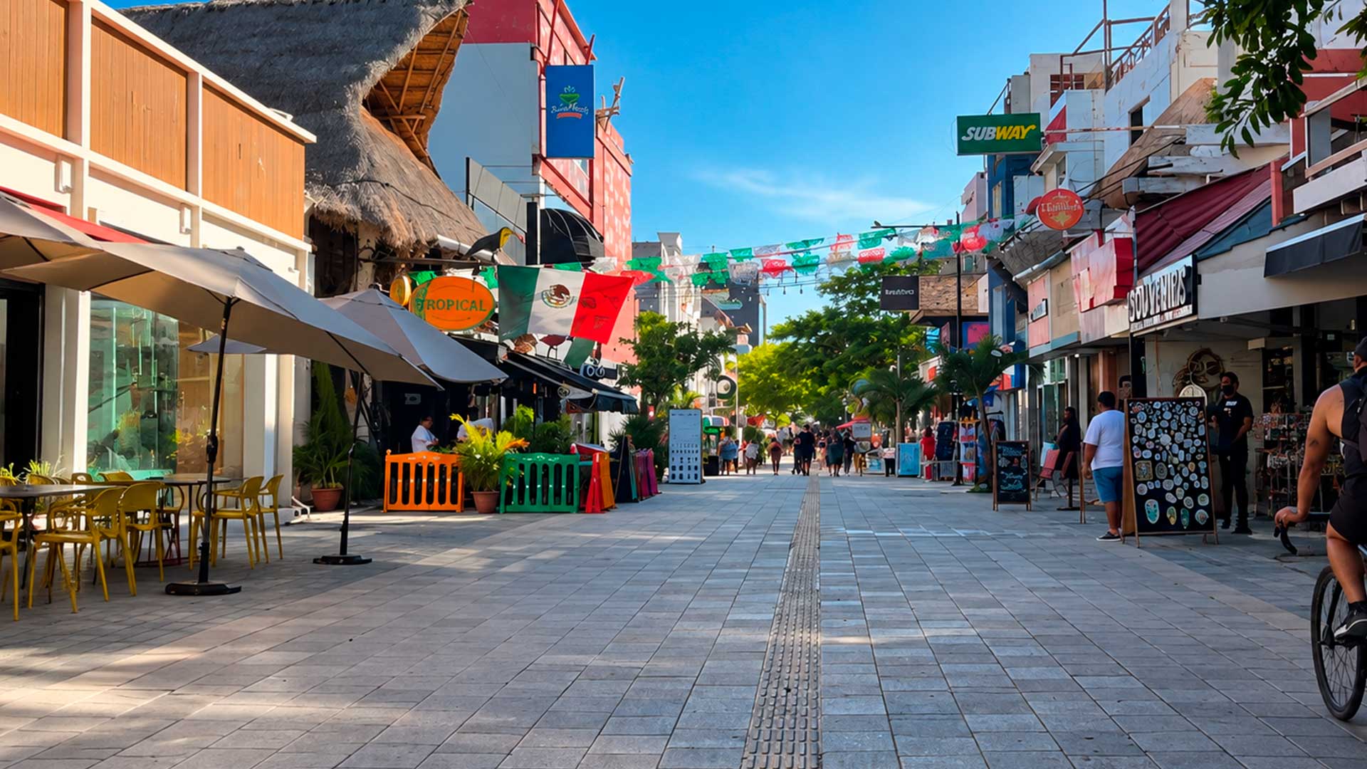 Quinta Avenida de Playa del Carmen durante la temporada baja de 2026