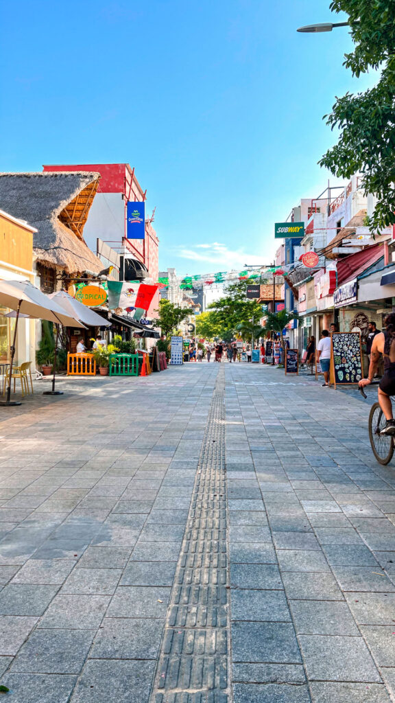 Vista de la Quinta Avenida de Playa del Carmen en temporada baja
