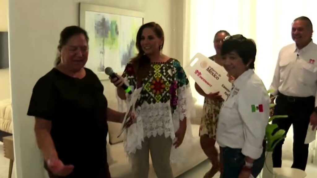 Doña Catalina Álvarez y Mara Lezama durante un recorrido por una vivienda del Infonavit en Playa del Carmen.