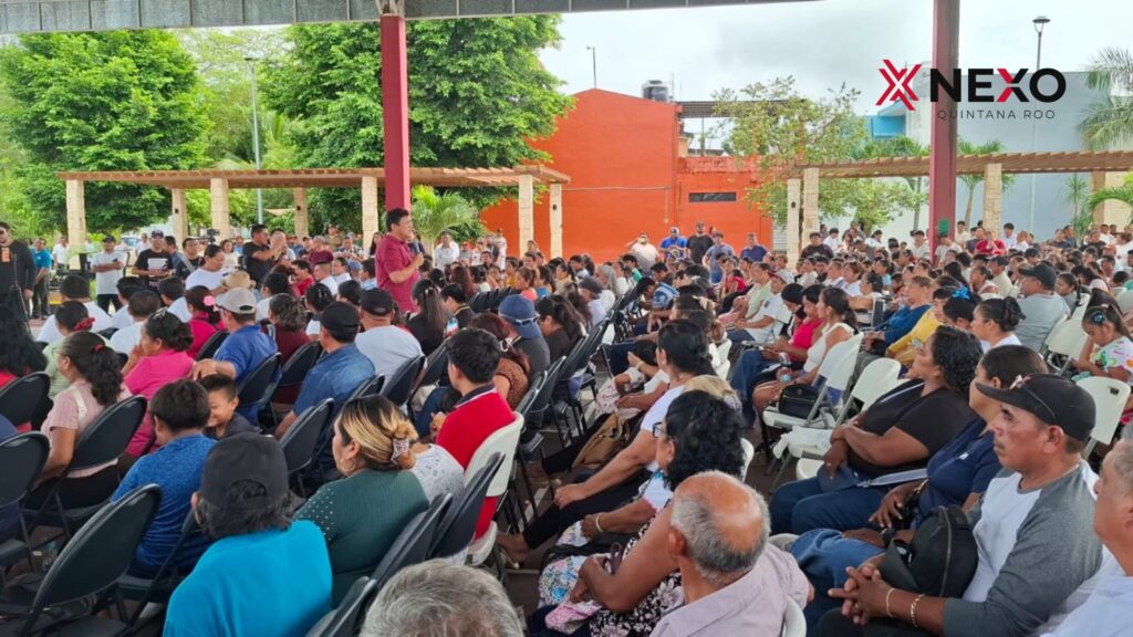 Simpatizantes sentados en el domo del Fovissste durante el encuentro de Bebo Aguilar en Felipe Carrillo Puerto