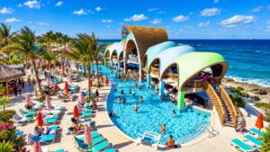 El proyecto Royal Beach Club Cozumel, impulsado por Royal Caribbean, recibió una opinión técnica desfavorable de Conanp por posibles afectaciones ambientales; Semarnat aún debe resolver su autorización.