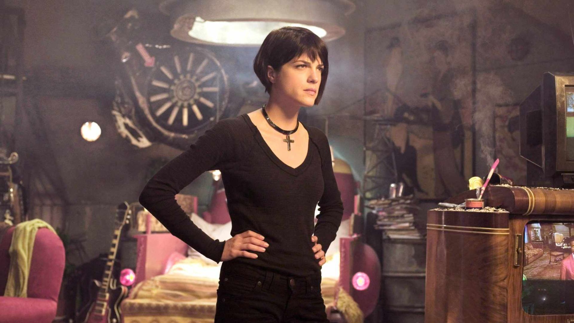 Selma Blair caracterizada como Liz Sherman en una escena de la película Hellboy de 2004