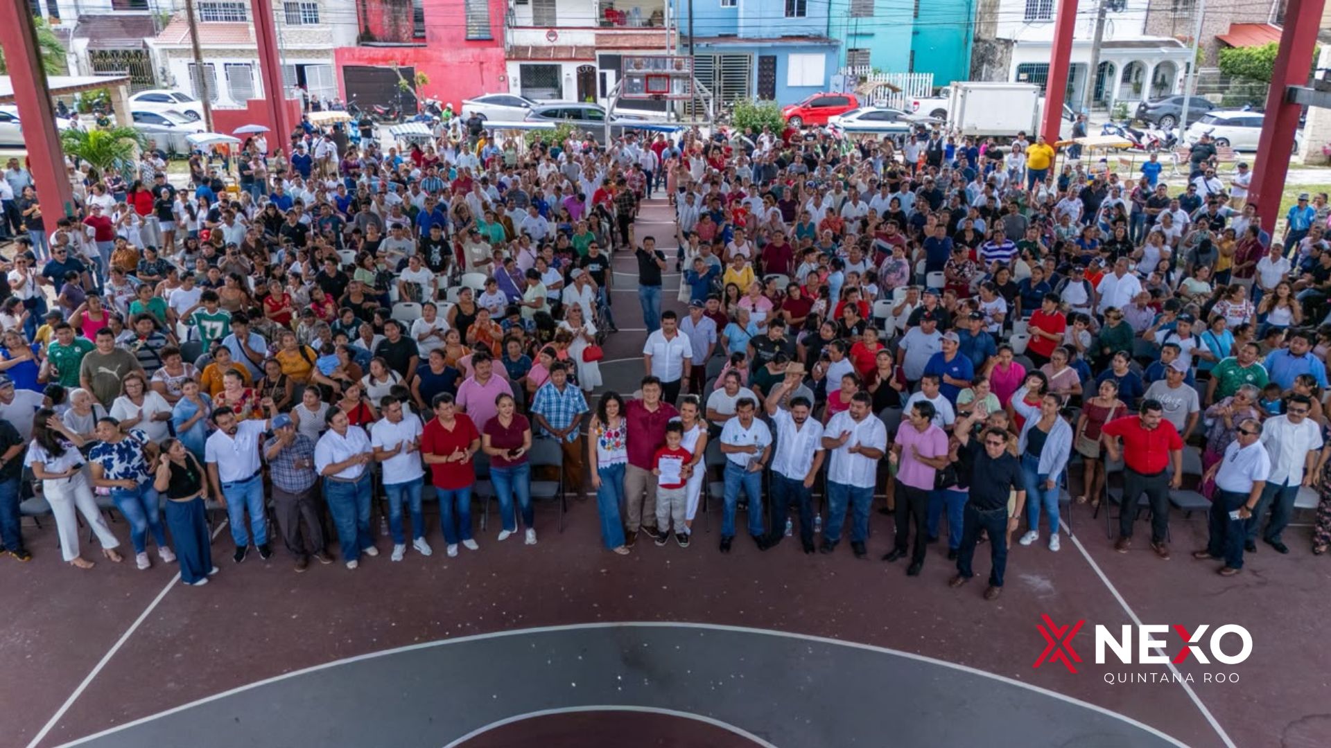 Fotografía grupal de cientos de simpatizantes reunidos durante el acto de registro de Bebo Aguilar en Felipe Carrillo Puerto.