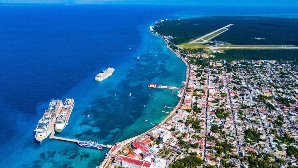 Vista aérea de Cozumel y el mar Caribe relacionada con el suministro eléctrico de la isla