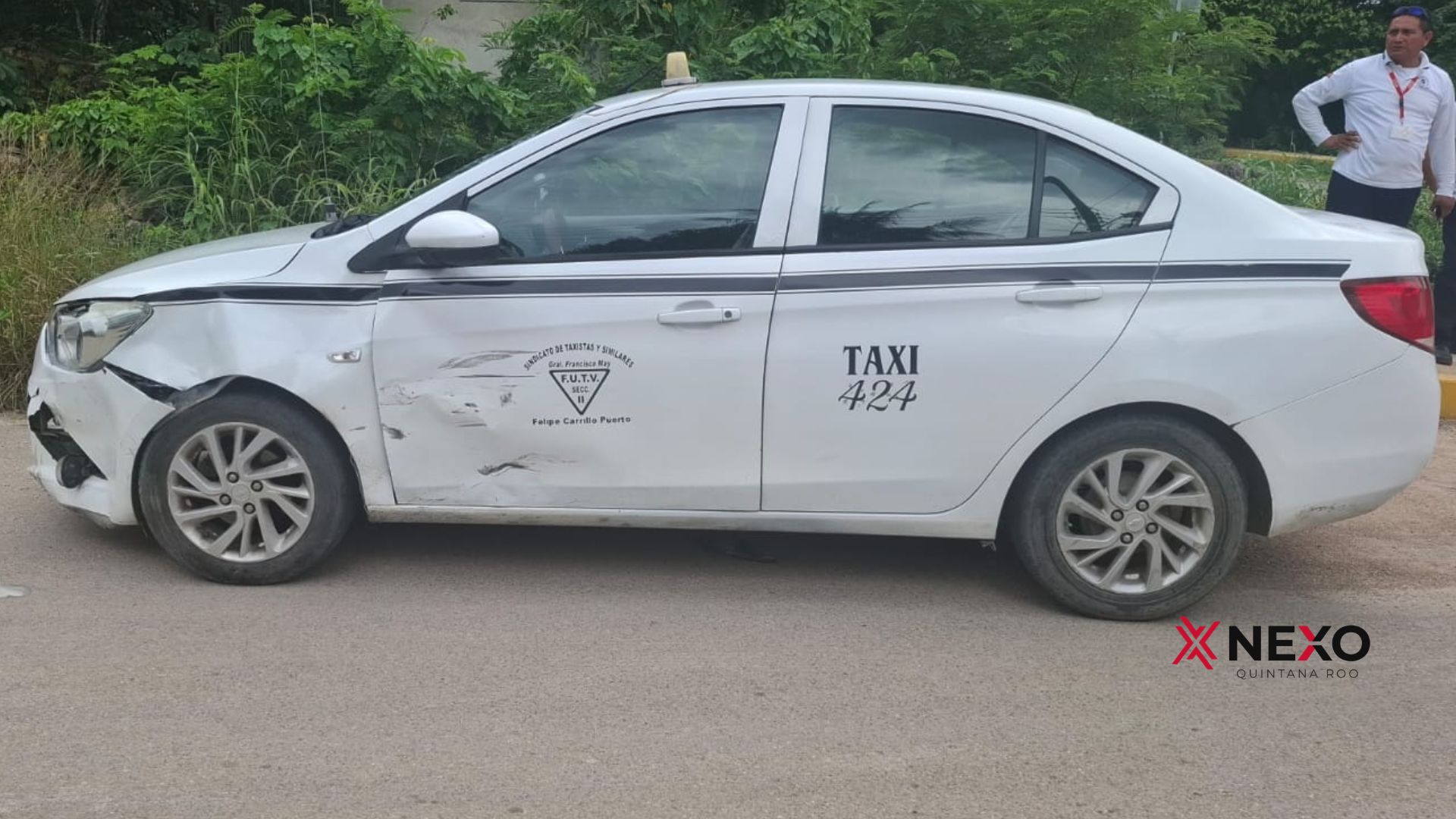 El taxi Chevrolet Aveo, con número económico 424, estuvo involucrado en un accidente con una motocicleta en el cruce de las calles 44 y 85 de Felipe Carrillo Puerto.