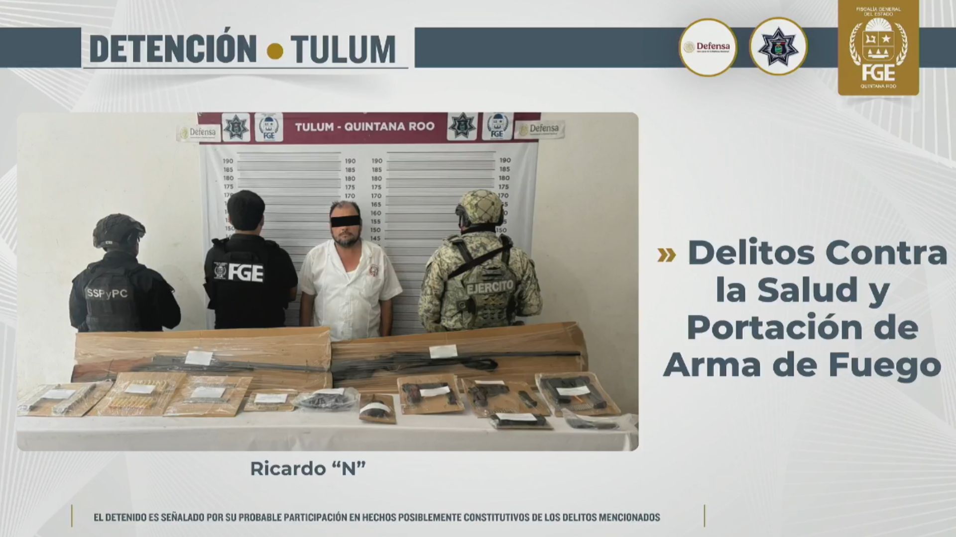La Fiscalía de Quintana Roo presentó a Ricardo «N», detenido en Rancho Viejo, Tulum, junto con el armamento asegurado durante el operativo. Se presume su inocencia mientras no exista una sentencia condenatoria. Imagen: FGE Quintana Roo.