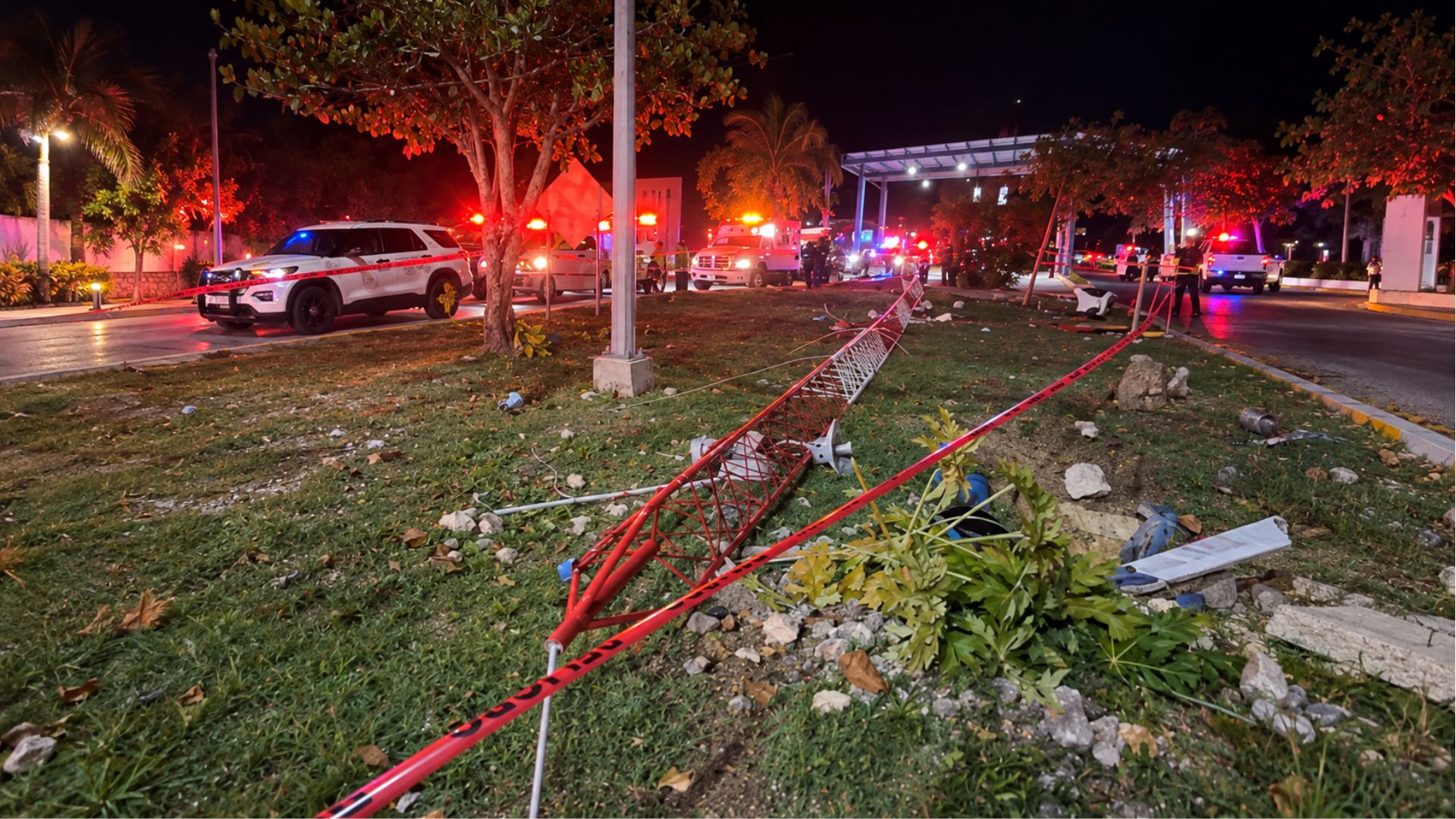 Torre de vigilancia del filtro policial de Playa del Carmen derribada sobre el camellón tras un accidente