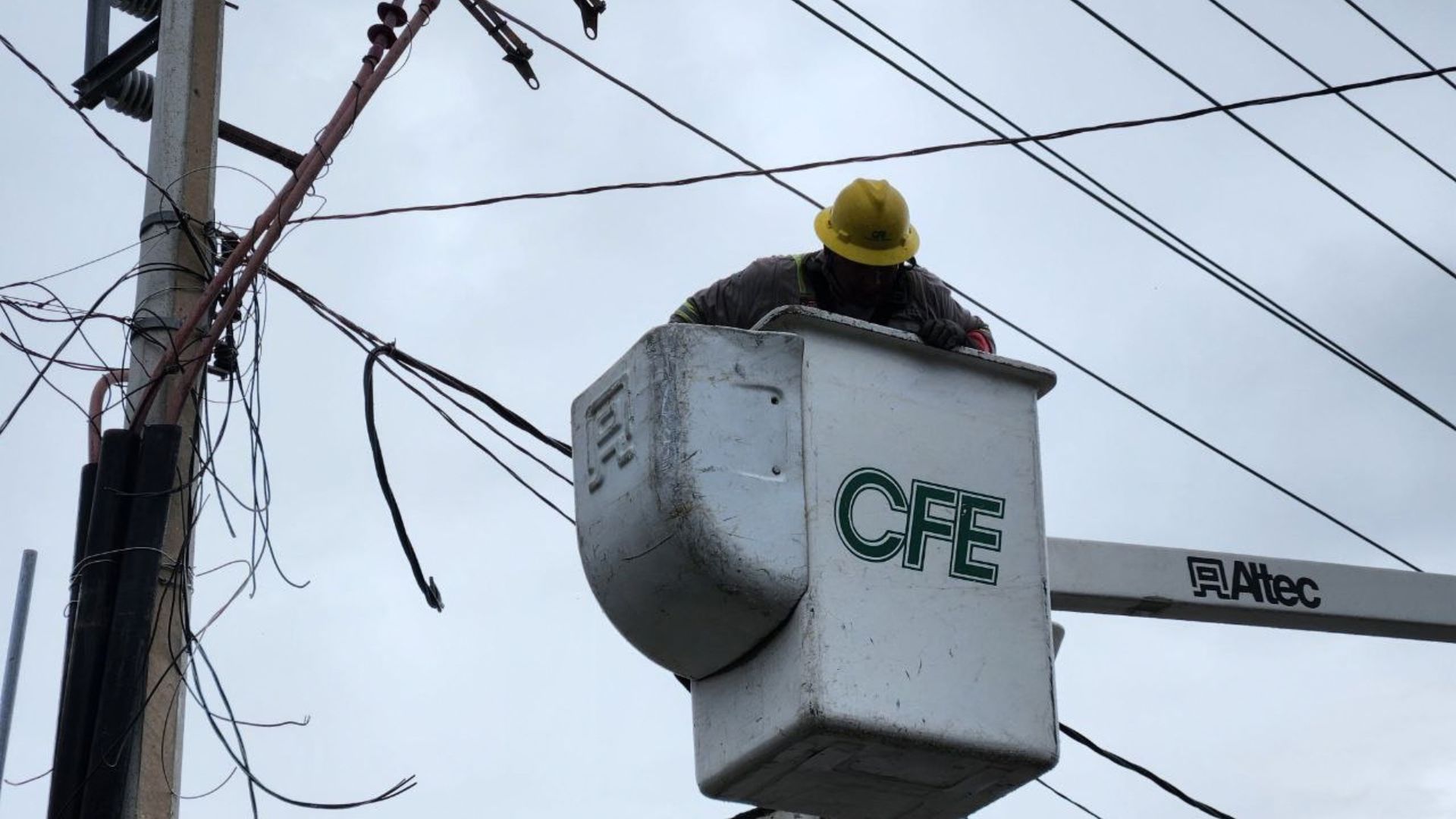 Trabajador de CFE realiza labores en infraestructura de la red eléctrica