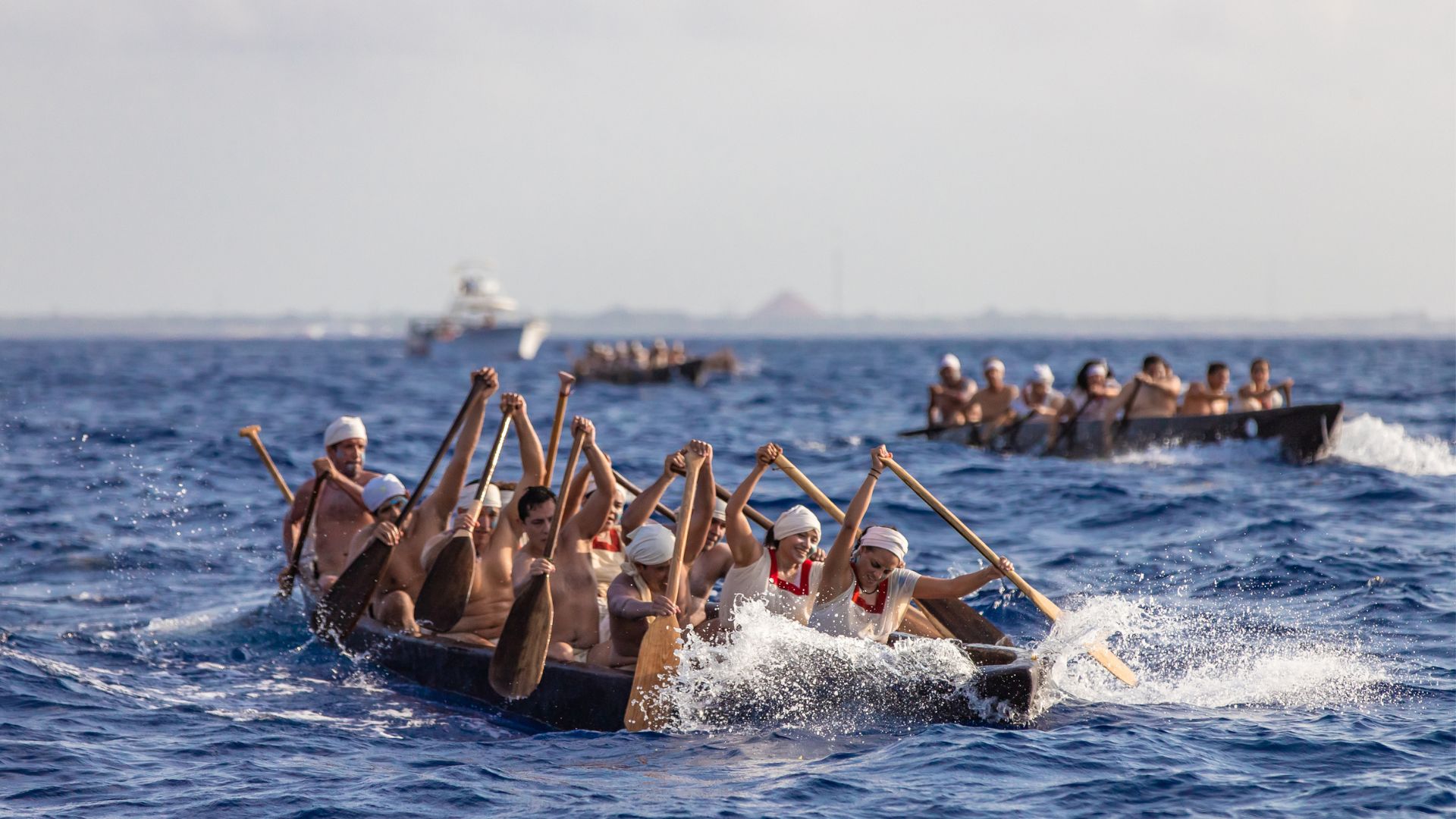 Canoeros cruzan las aguas del Caribe durante una edición anterior de la Travesía Sagrada Maya de Xcaret. Imagen: Grupo Xcaret.