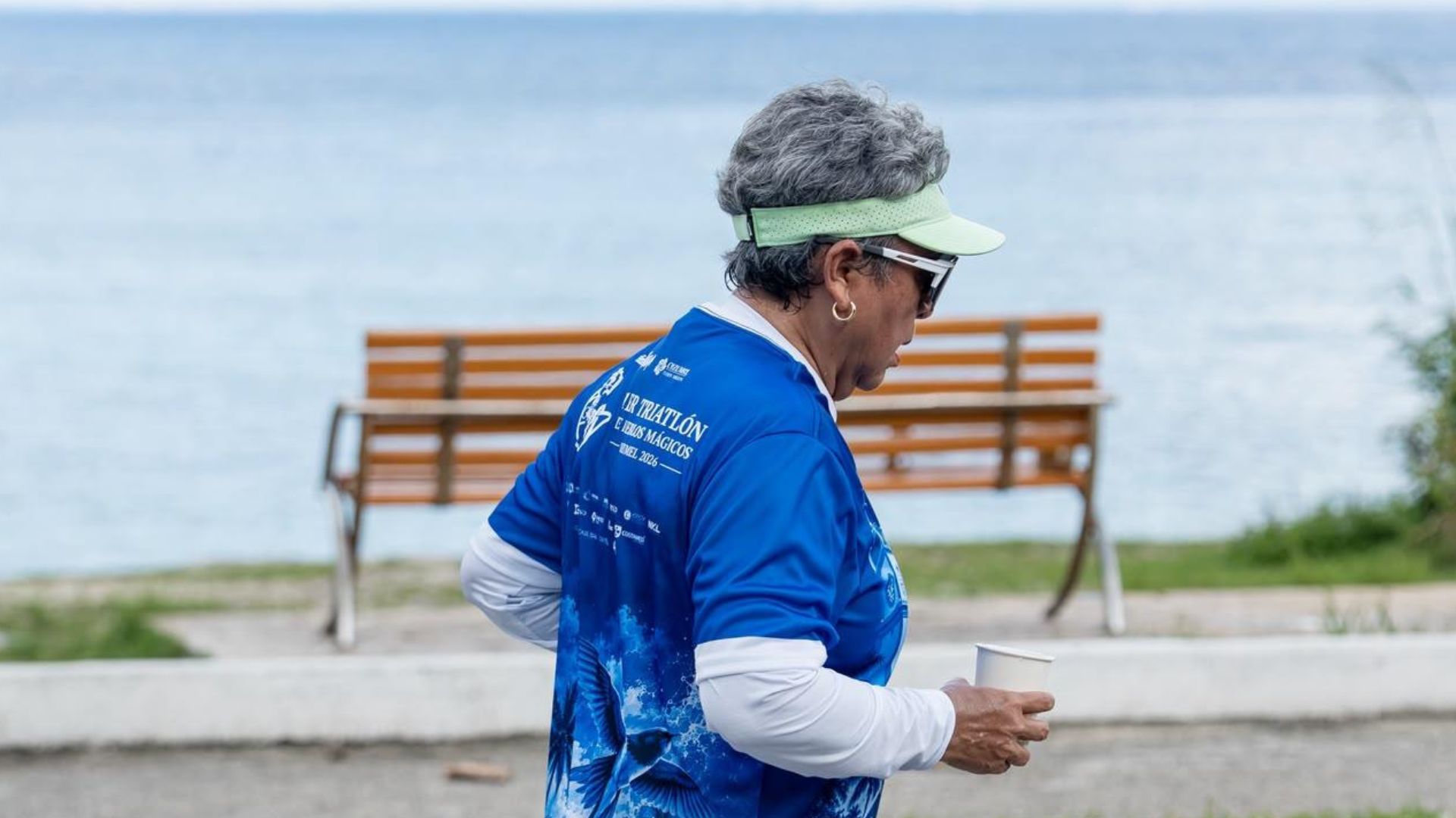Una de las atletas que participó en la primera edición del Triatlón de Pueblos Mágicos, que reunió a más de 350 competidores en Cozumel.