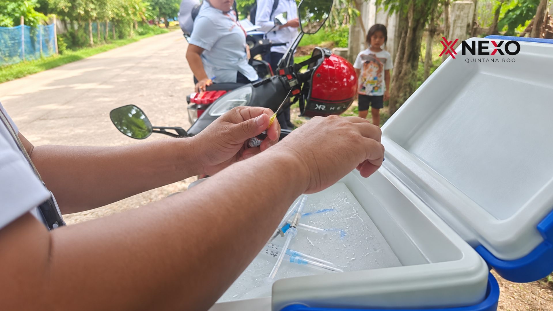 Personal de SESA prepara material para la vacunación casa por casa en Felipe Carrillo Puerto. La campaña contempla dosis contra influenza, COVID-19, neumococo y otras enfermedades, según el esquema correspondiente.