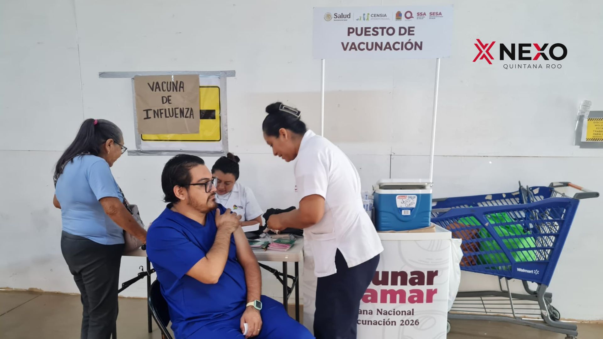 Una persona recibe una vacuna durante la campaña de temporada invernal 2026-2027 en Playa del Carmen. La prevención ayuda a proteger la salud propia y la de quienes nos rodean.