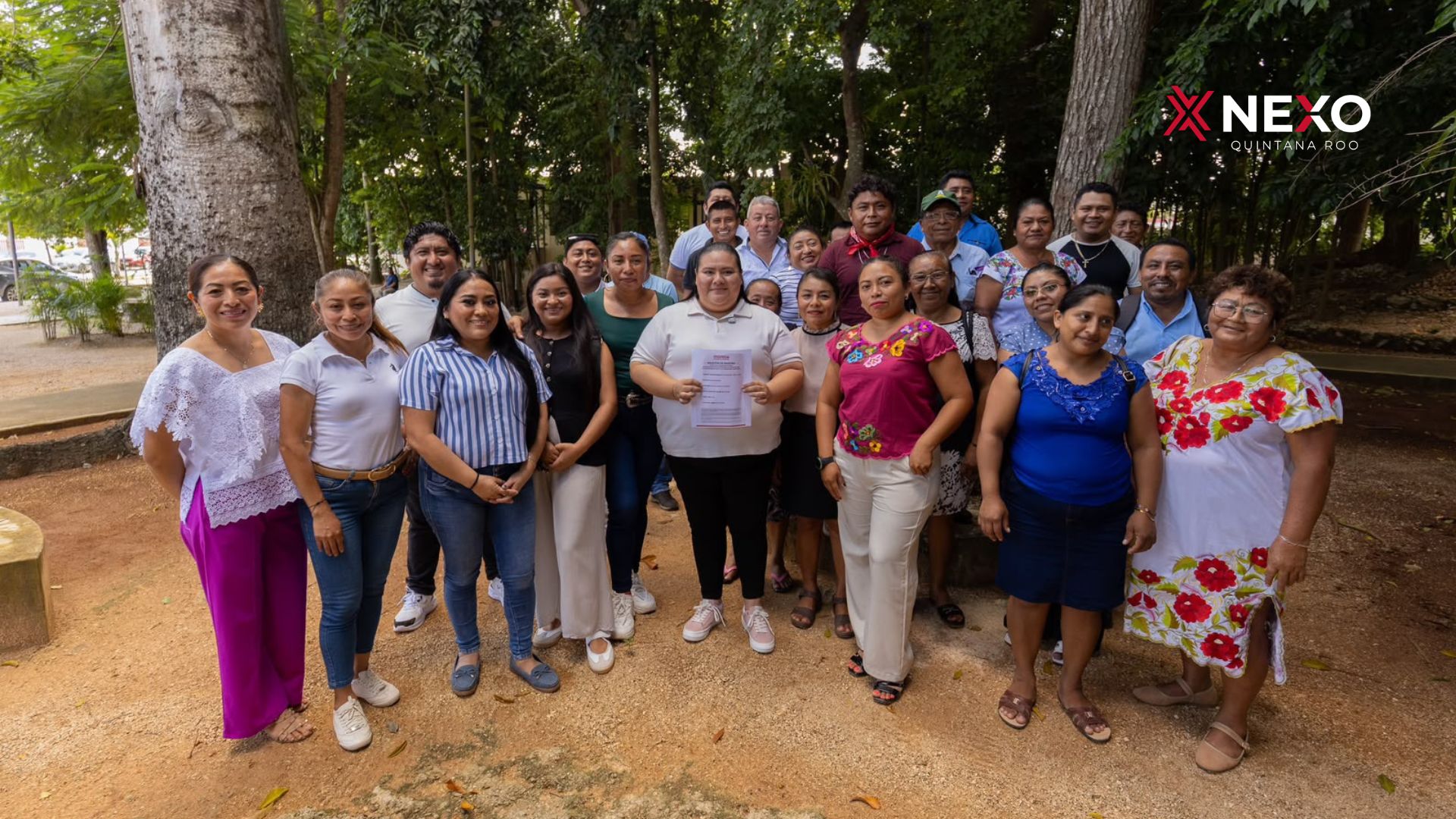 Grupo de personas reunidas al aire libre durante el registro de Victoria Gómez para la coordinación municipal de Morena en Felipe Carrillo Puerto