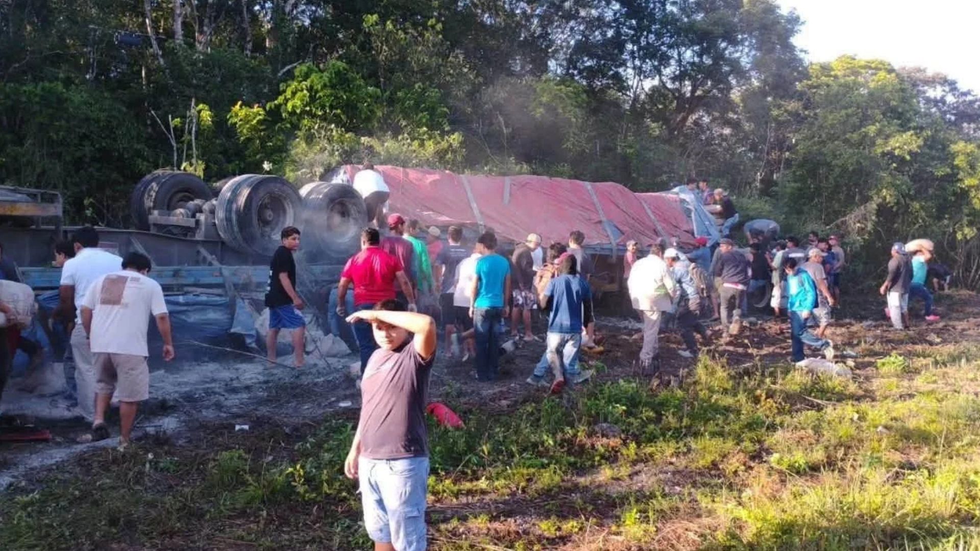Un tráiler volcó cerca del entronque a Tres Garantías, en Nicolás Bravo. Algunas personas auxiliaron al conductor atrapado, mientras otras retiraron parte de la mercancía.