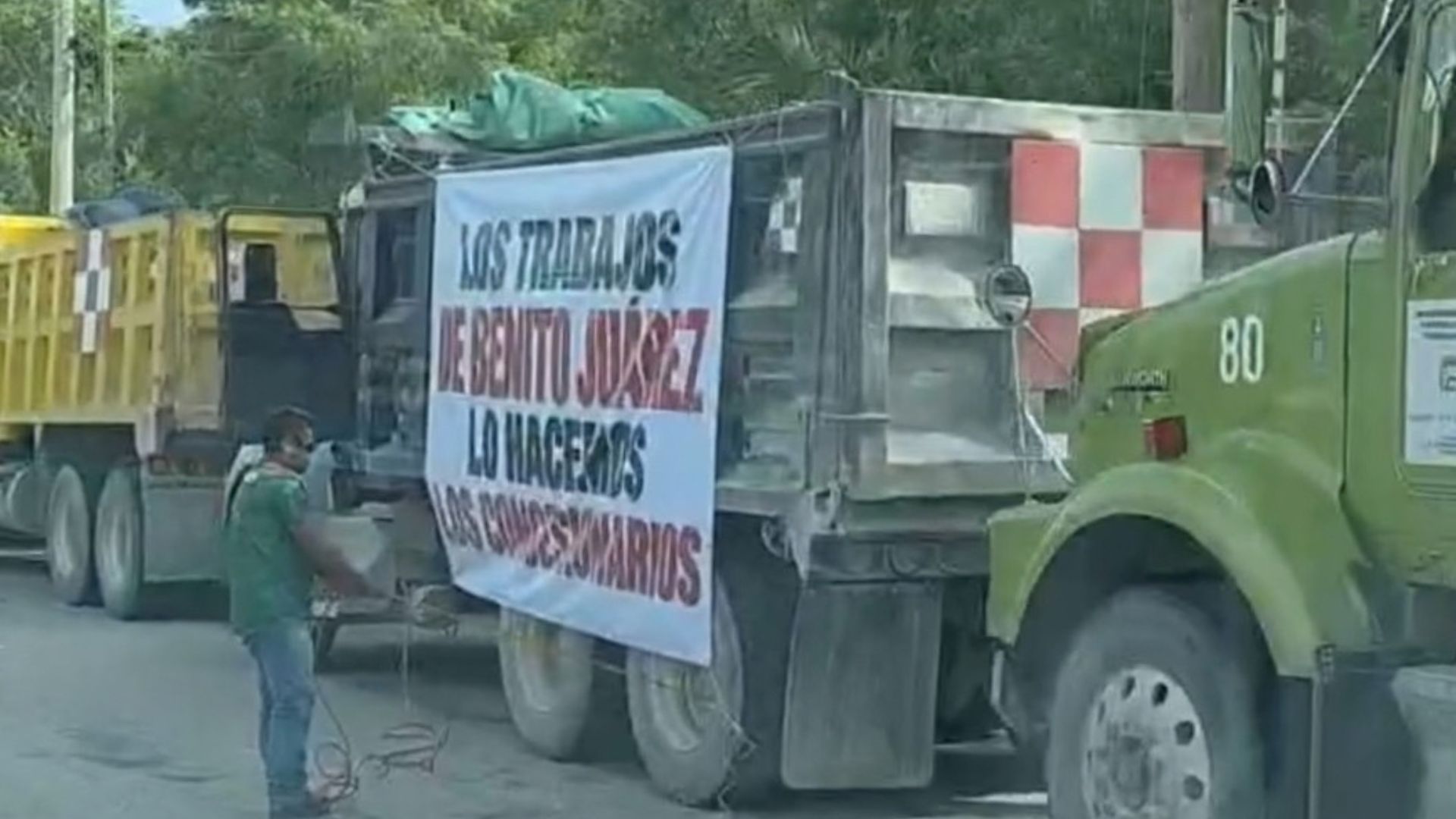Camión volquete verde relacionado con la protesta de transportistas frente al hotel Haven en Cancún