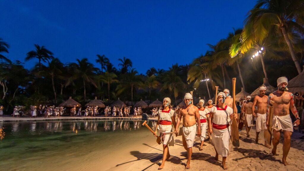 Una representación ceremonial forma parte de las actividades culturales de la antigua Travesía Sagrada Maya. Imagen: Grupo Xcaret.